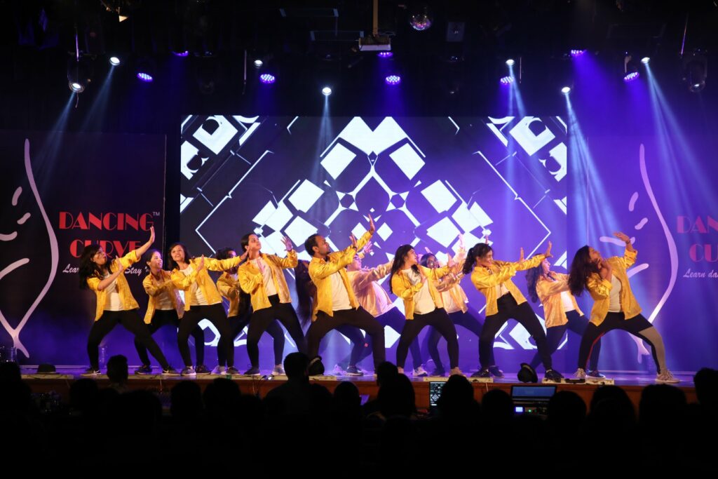 Dancing Curve 1