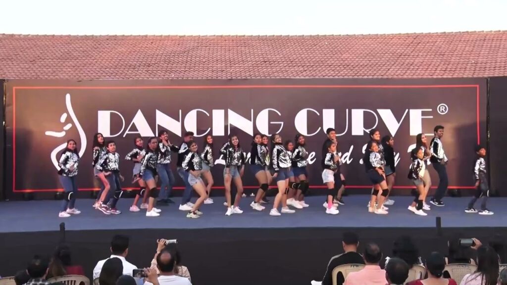 Dancing Curve 2