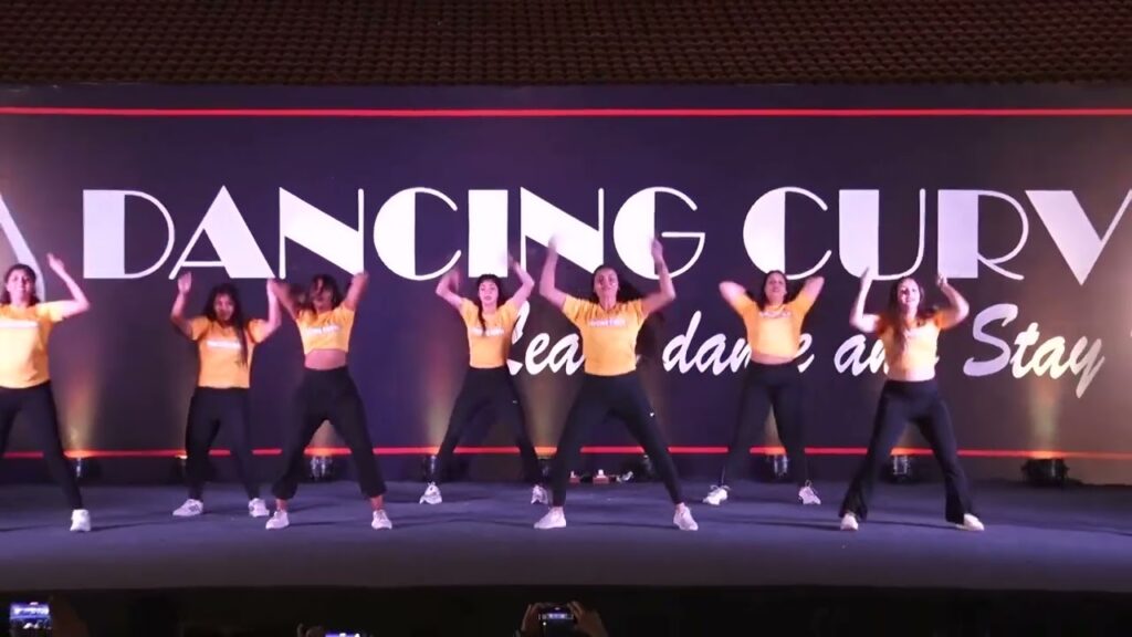 Dancing Curve 3